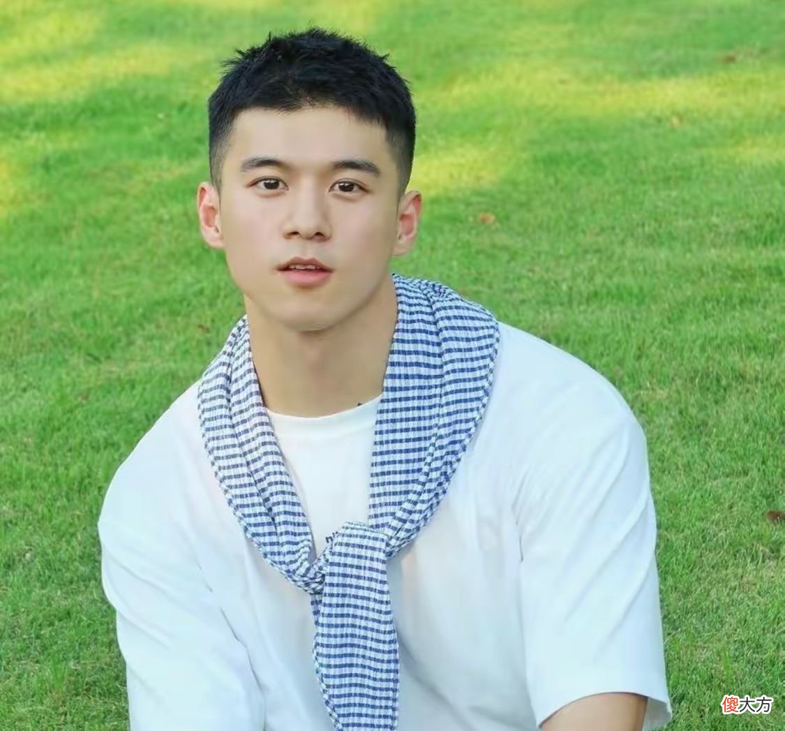 【时尚一点】建议中年男人：少留这3种“痞气发型”，油腻土气，长得帅也白搭
