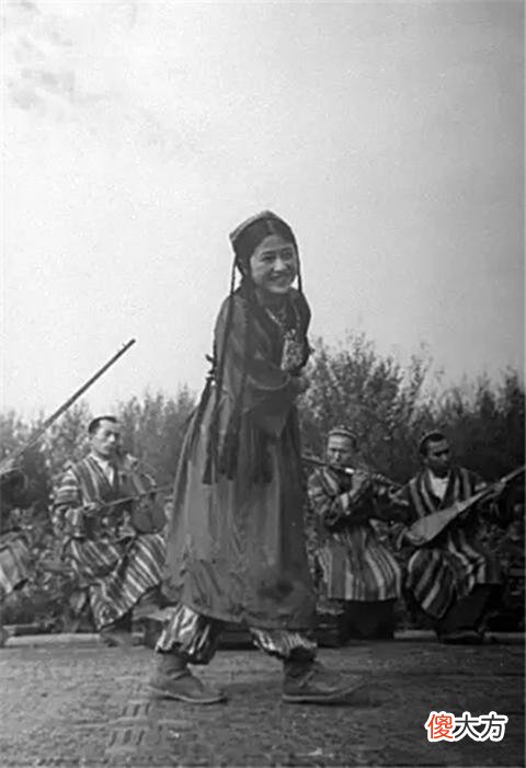 【历史故事】1943年新疆老照片：想不到70多年前新疆女孩这么美，堪比一线女星