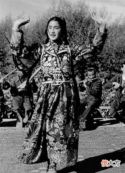 【历史故事】1943年新疆老照片：想不到70多年前新疆女孩这么美，堪比一线女星
