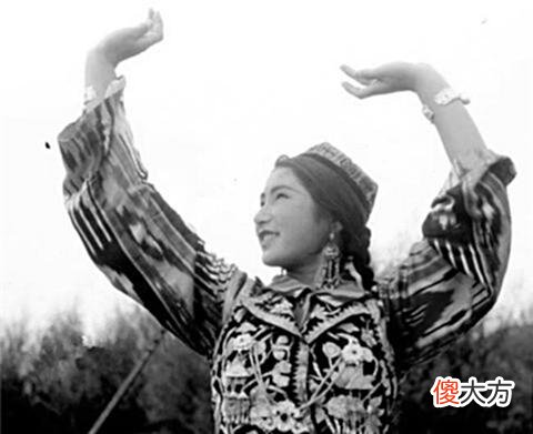 【历史故事】1943年新疆老照片：想不到70多年前新疆女孩这么美，堪比一线女星