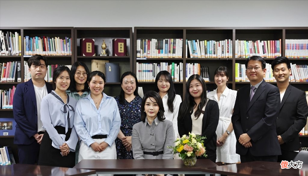 【就爱时尚】北约峰会“太太团”大比拼！韩国夫人少女脸美出圈，布里吉特扮嫩