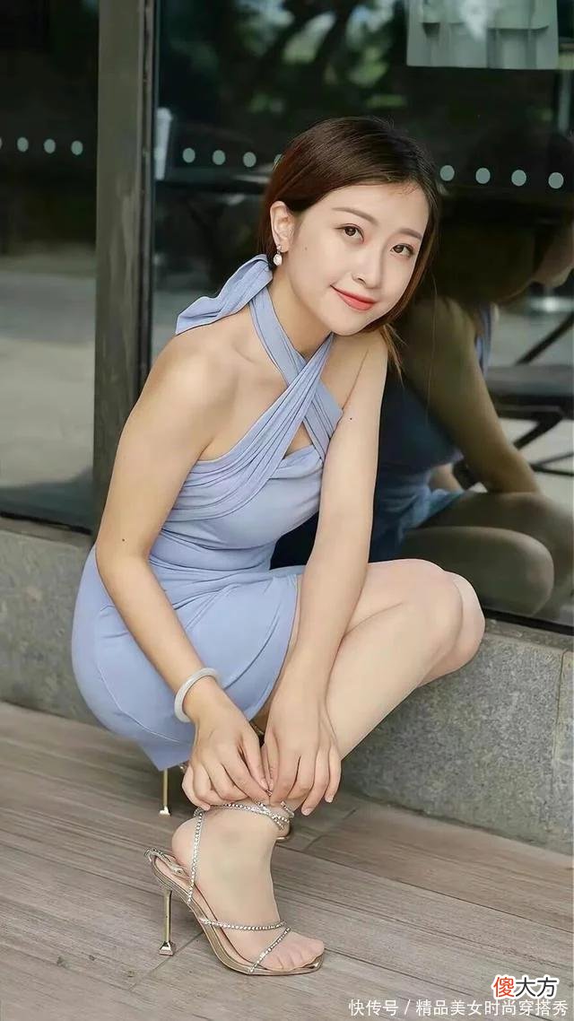 【就爱时尚】浅蓝色挂脖式连衣裙清新淡雅，显白又修身，穿出轻熟女人味