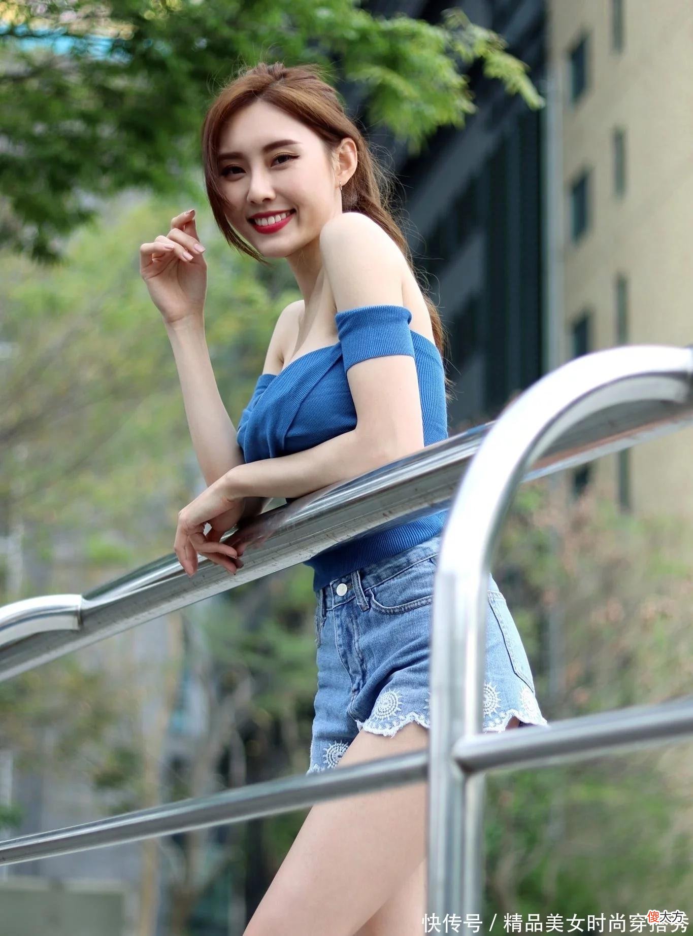 【时尚一点】蓝色抹胸小衫搭配牛仔短裤，减龄又时尚，尽显十足女人味