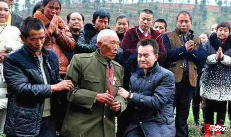 【历史故事】为抗日无名英雄守墓长达74年，山东老人信守诺言，92岁时奇迹出现