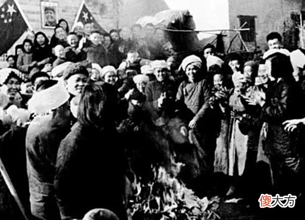 【历史故事】老照片：50年代批斗地主的现场，贫苦农民血泪控诉地主恶行