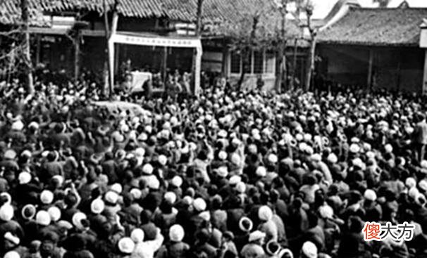 【历史故事】老照片：50年代批斗地主的现场，贫苦农民血泪控诉地主恶行