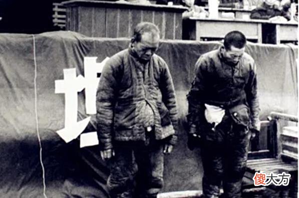 【历史故事】老照片：50年代批斗地主的现场，贫苦农民血泪控诉地主恶行