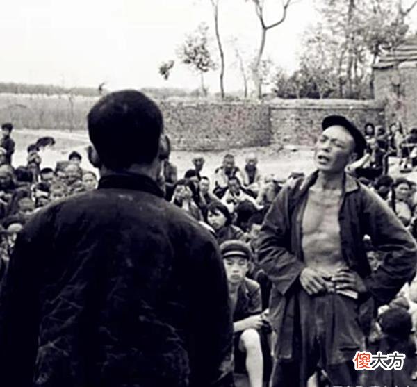 【历史故事】老照片：50年代批斗地主的现场，贫苦农民血泪控诉地主恶行