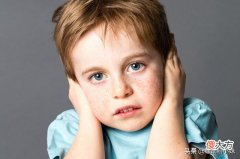 少年辛苦终身事，莫向光阴惰寸功,这句诗说明了一个人要珍惜时间，经过一番努力