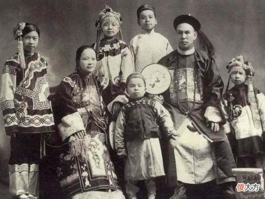 【历史故事】清末真实照片：巷子里地主婆走路霸气，小妾挨训只能忍气吞声