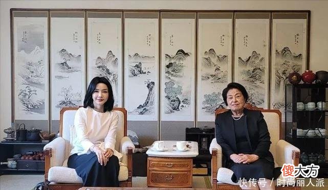 【时尚一点】韩国第一夫人有总统陪，气场大变！穿白裙参加国宴，整容脸变顺眼