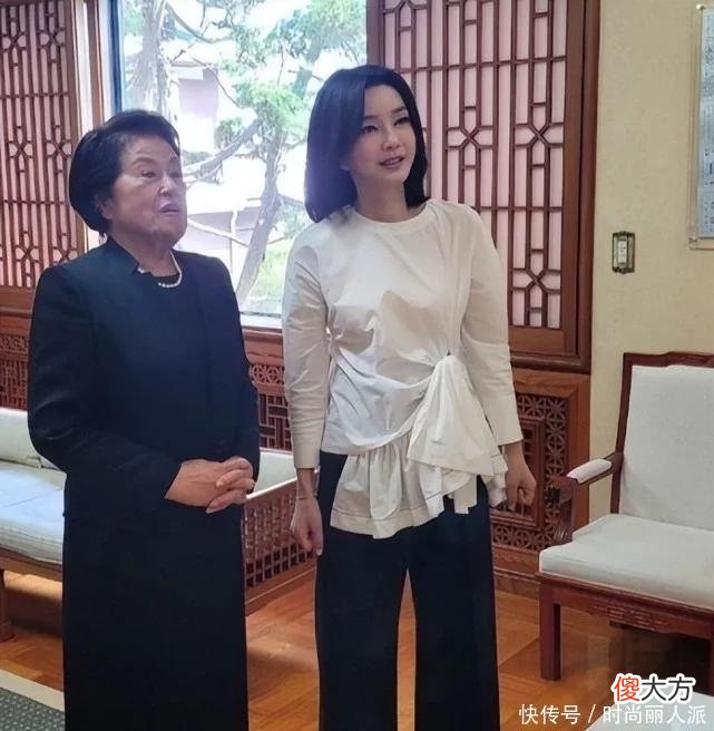 【时尚一点】韩国第一夫人有总统陪，气场大变！穿白裙参加国宴，整容脸变顺眼