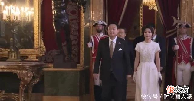 【时尚一点】韩国第一夫人有总统陪，气场大变！穿白裙参加国宴，整容脸变顺眼