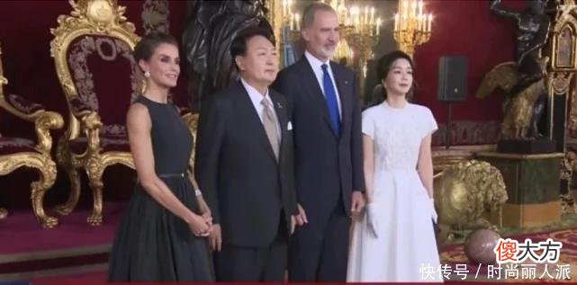 【时尚一点】韩国第一夫人有总统陪，气场大变！穿白裙参加国宴，整容脸变顺眼