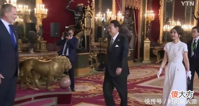 【时尚一点】韩国第一夫人有总统陪，气场大变！穿白裙参加国宴，整容脸变顺眼