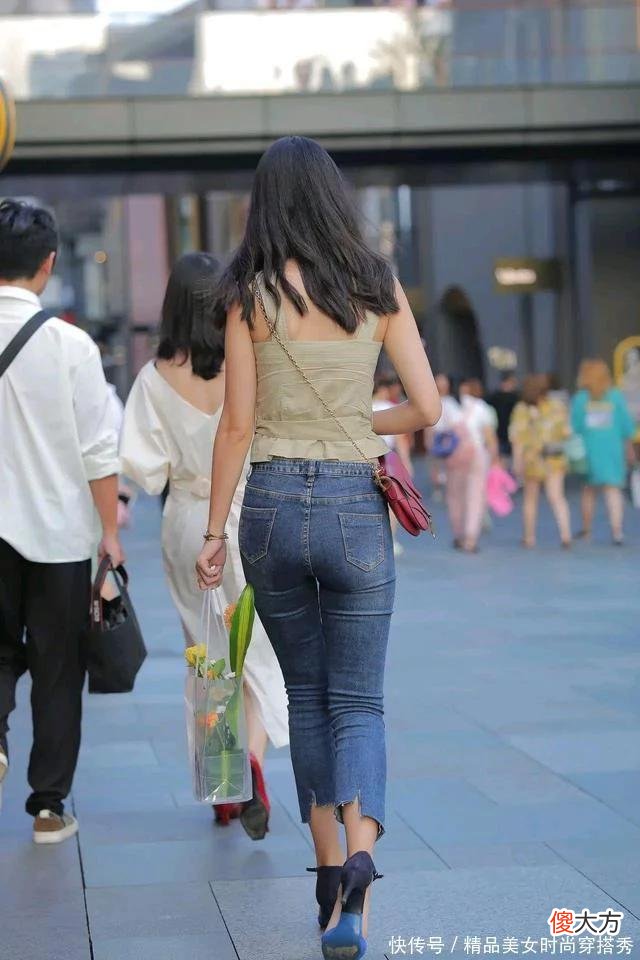 【时尚一点】卡其色吊带开衫搭配蓝色毛边牛仔裤，时髦洋气显身材，初春很流行