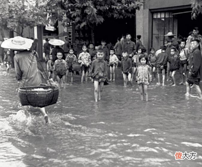 【爱历史】1957年四川成都罕见老照片：没想到60年前的成都是这样子