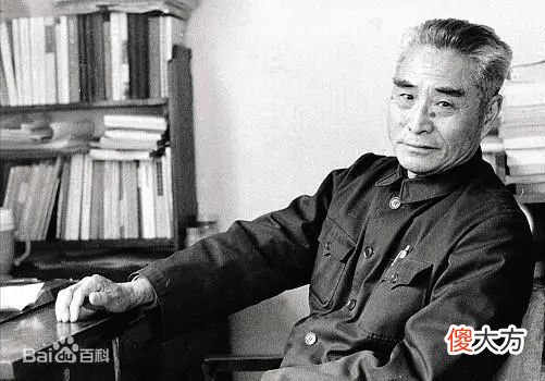 【历史故事】黄维被俘虏后，妻子苦等27年，却等来一个“滚”字，当即跳河自尽