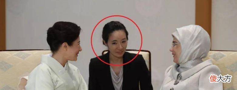 【就爱时尚】土耳其第一夫人：逛街一小时花3万，和大马王后同框穿粉色抢风头