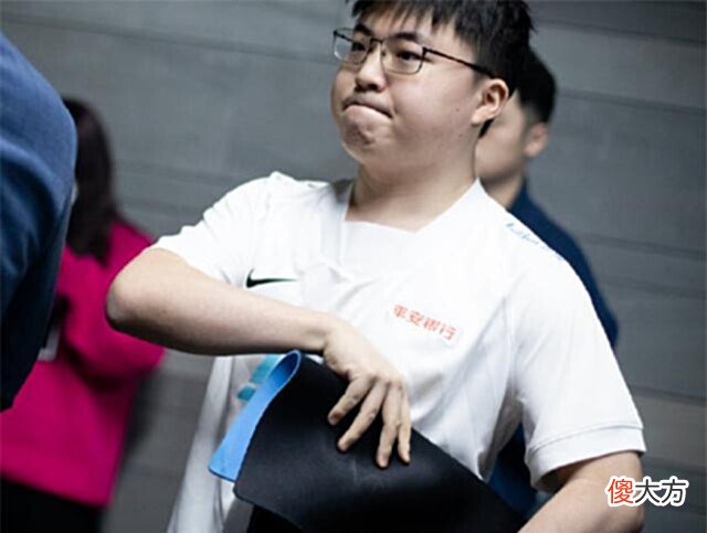 【游戏世界】不会真让Uzi说准了吧!smlz指出WE首发依据:根本不是选手能决定