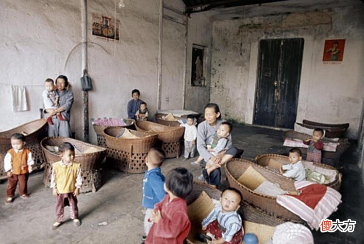 【历史故事】1974年中国真实老照片：新华书店，大街上的行人们，托儿所