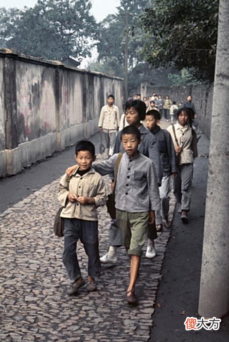 【历史故事】1974年中国真实老照片：新华书店，大街上的行人们，托儿所