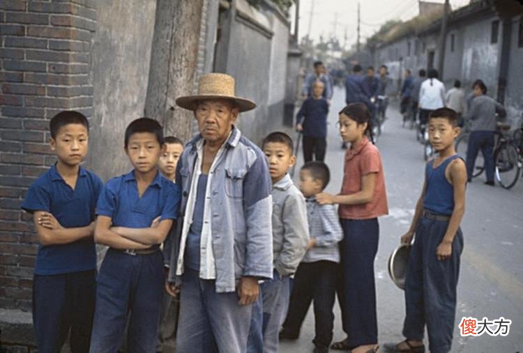 【历史故事】1974年中国真实老照片：新华书店，大街上的行人们，托儿所