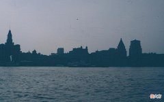 【爱历史】老照片：80年代，黄浦江游轮不少，助兴节目挺欢乐