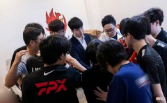 【游戏迷】FPX终结五连败，LWX拿五杀碾压RA的ad，北枫：打野发挥也不错
