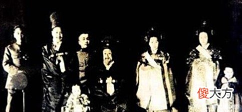 【历史故事】朱元璋邀功臣聚餐,上菜后,刘伯温不吃,缘何吃的人后来被杀！