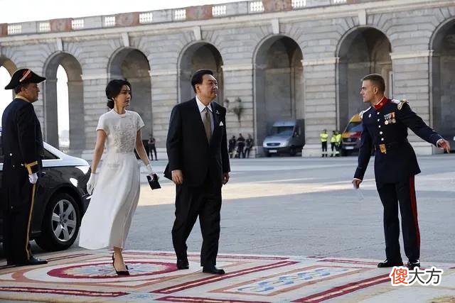 【就爱时尚】各国首脑夫人出席北约峰会晚宴，莱后优雅，布里吉特时髦金建希成功美出圈