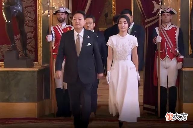 【就爱时尚】各国首脑夫人出席北约峰会晚宴，莱后优雅，布里吉特时髦金建希成功美出圈