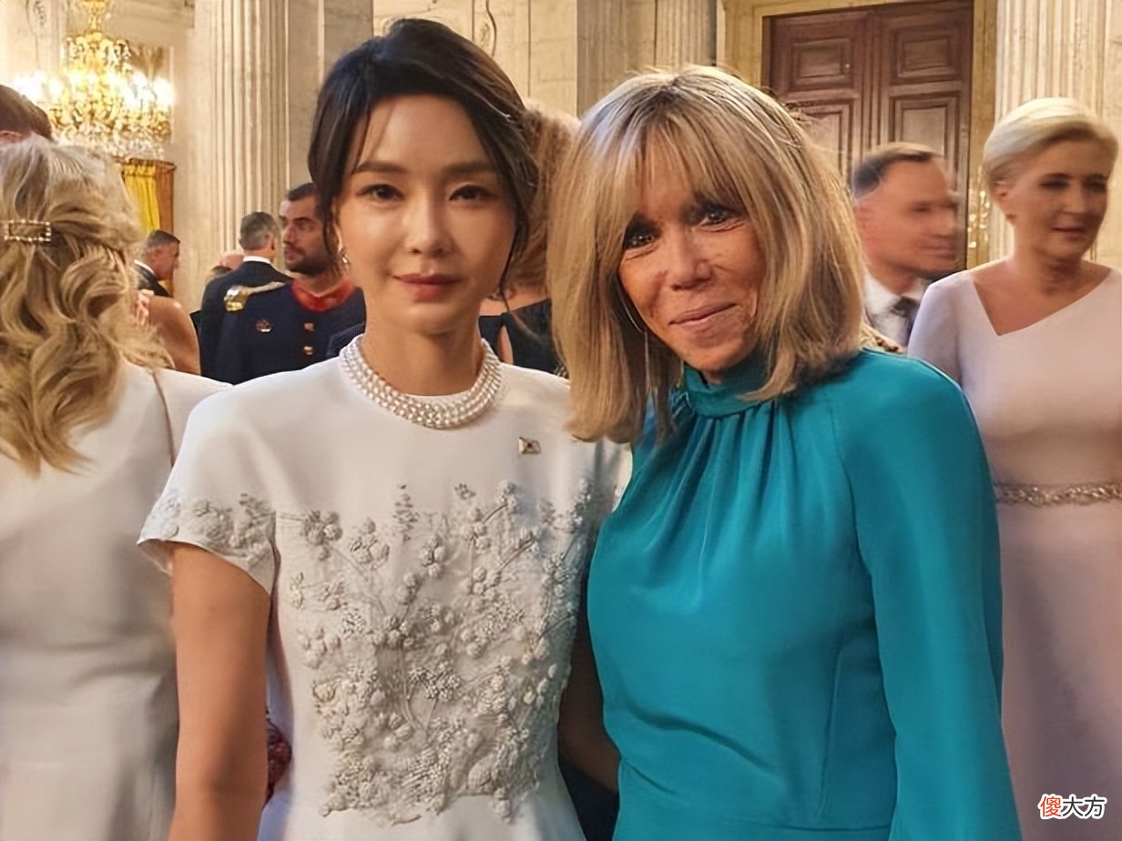 【时尚一点】太太团合影布里吉特站最边上！晚宴穿蓝裙扳回一局，看背影像少女