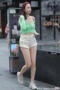 【时尚一点】嫩绿色的短款短袖搭配一条白色的短裤再搭配上一双运动鞋，就能穿得显高显瘦