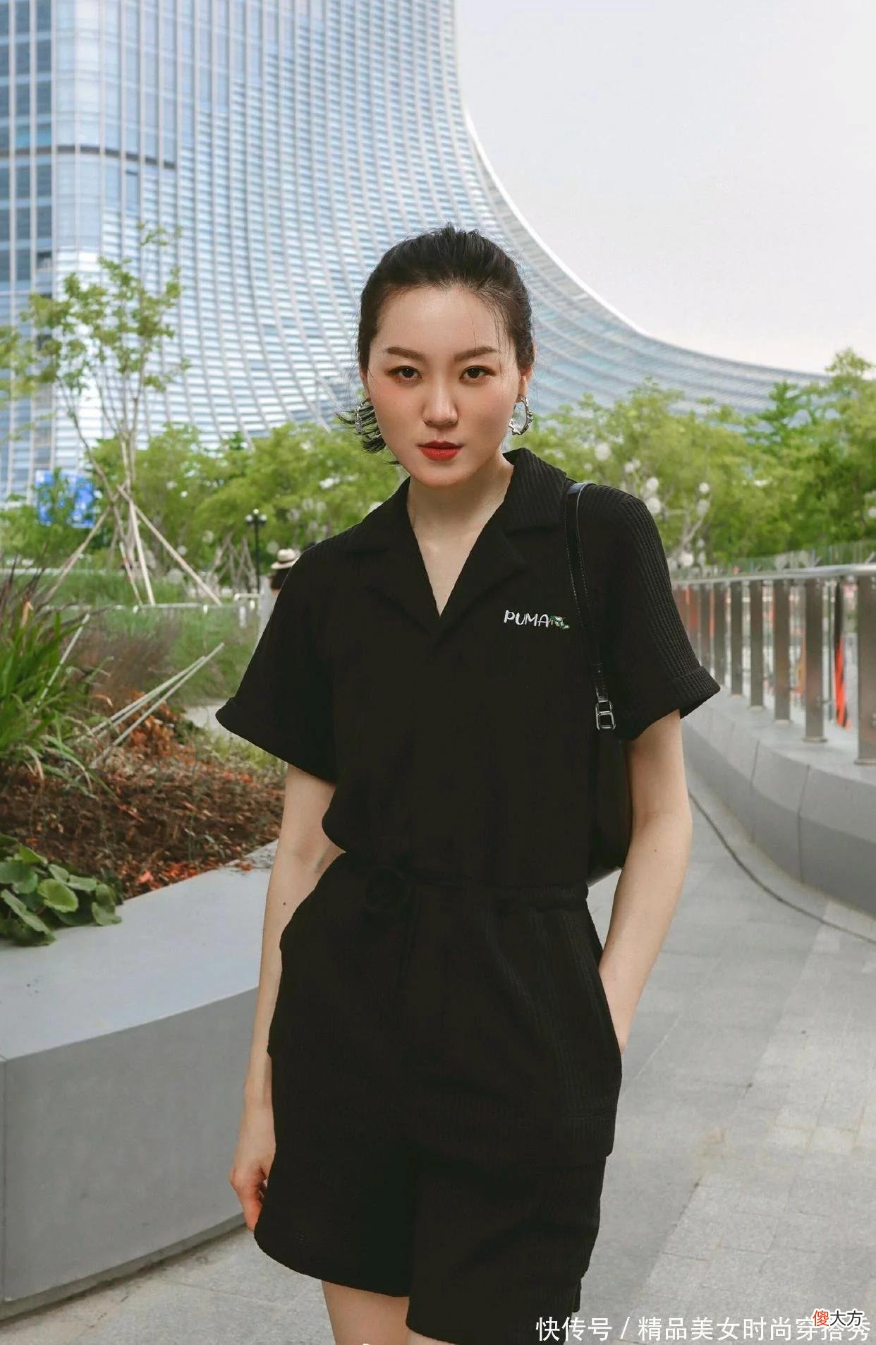 【时尚一点】黑色连体裤搭配白色运动鞋不仅显瘦，而且高级感十足