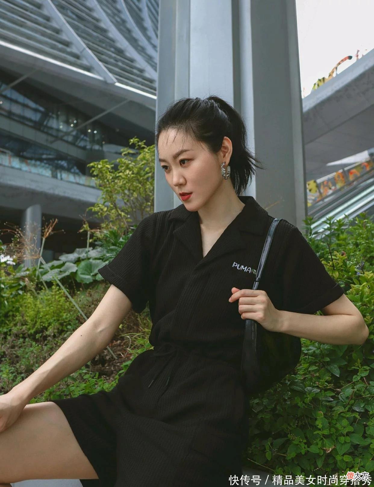 【时尚一点】黑色连体裤搭配白色运动鞋不仅显瘦，而且高级感十足