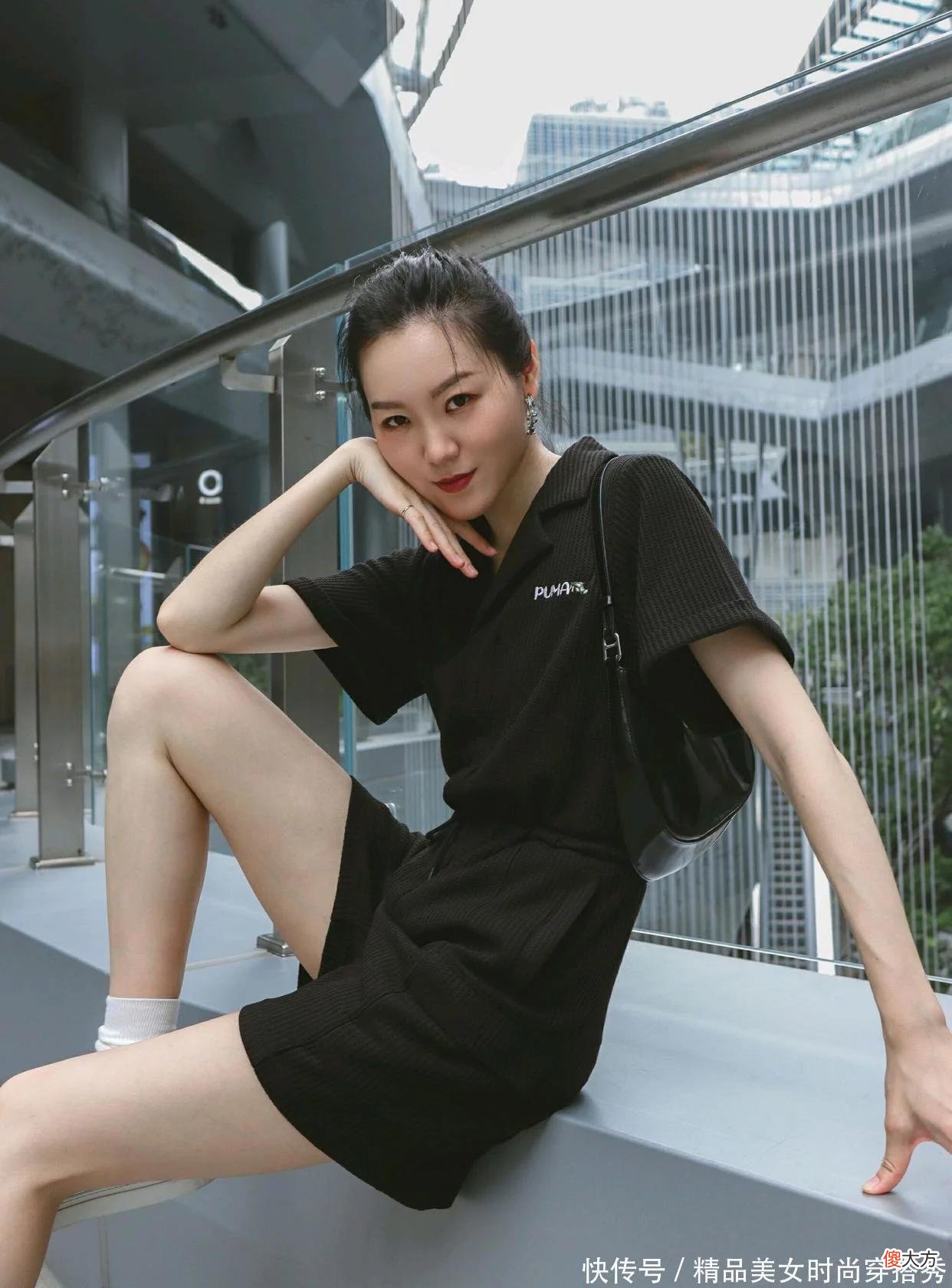【时尚一点】黑色连体裤搭配白色运动鞋不仅显瘦，而且高级感十足