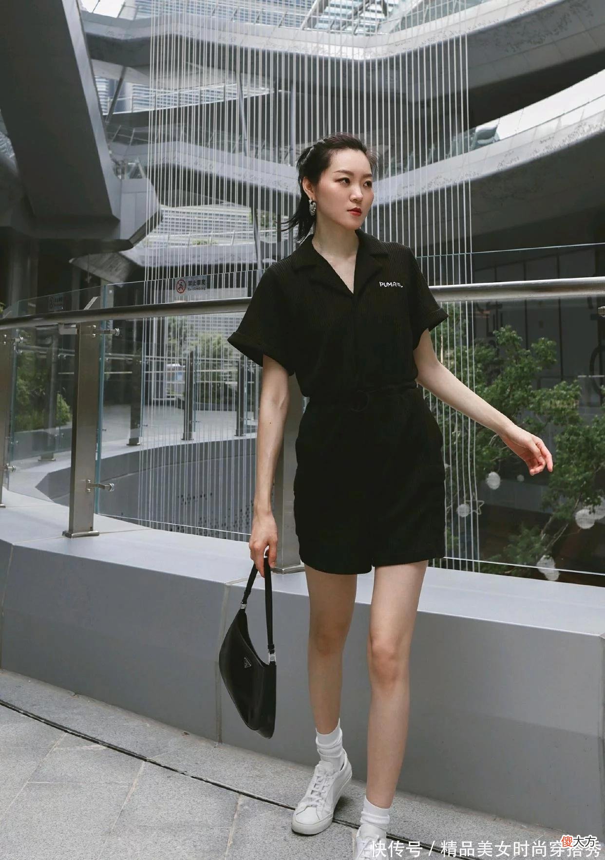 【时尚一点】黑色连体裤搭配白色运动鞋不仅显瘦，而且高级感十足