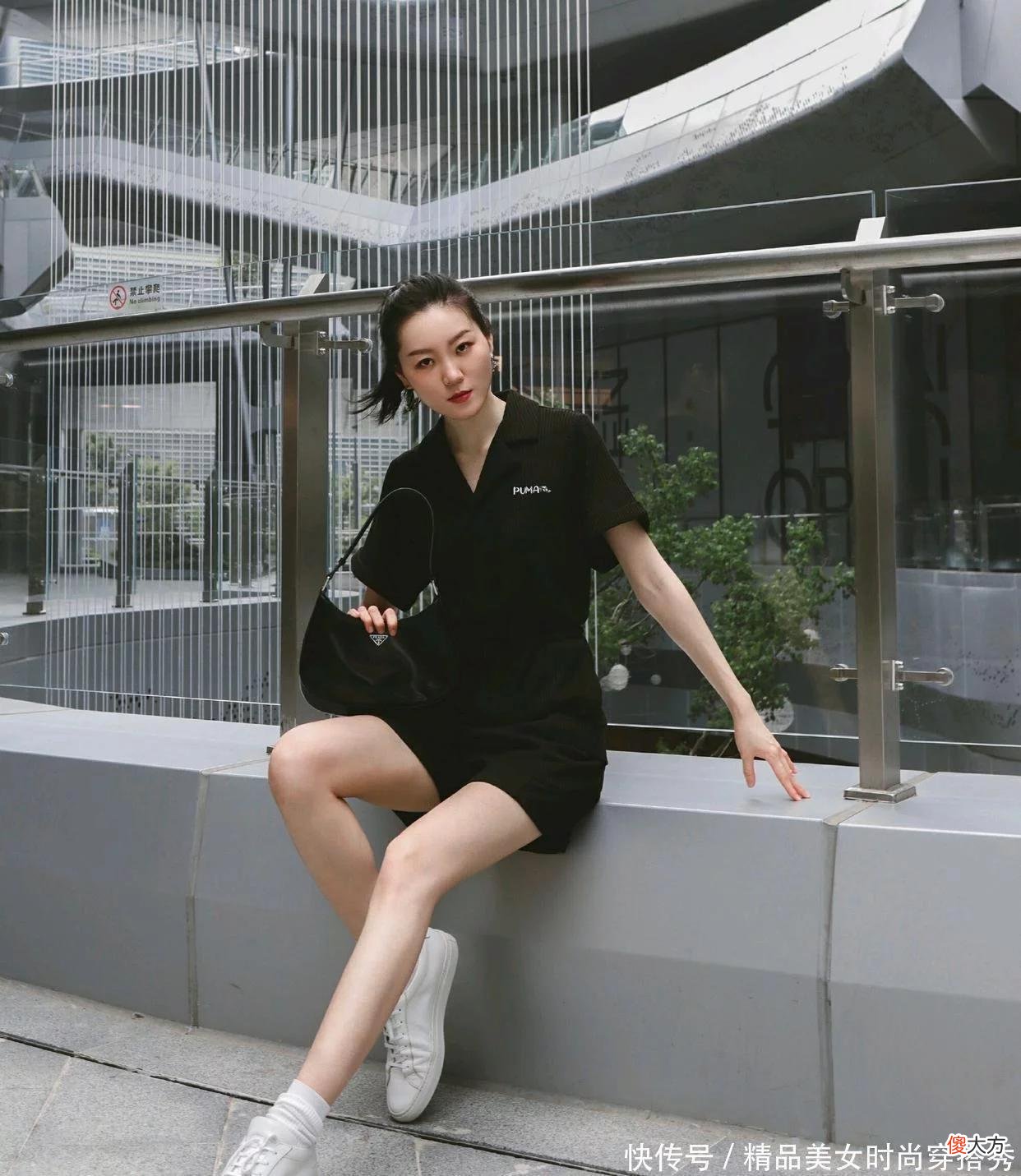【时尚一点】黑色连体裤搭配白色运动鞋不仅显瘦，而且高级感十足