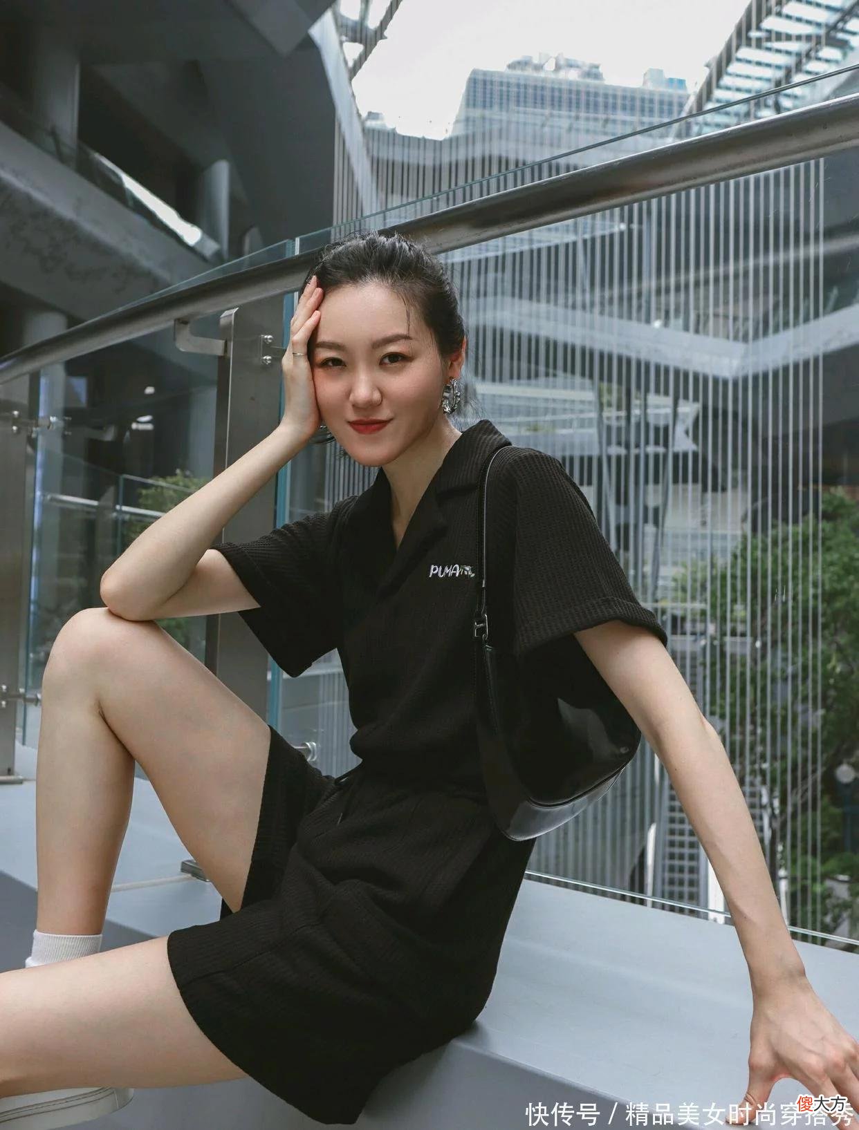 【时尚一点】黑色连体裤搭配白色运动鞋不仅显瘦，而且高级感十足