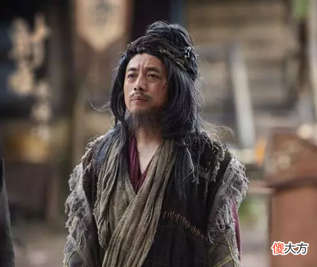 【历史故事】清朝乞丐向财主讨饭，为何请秀才去财主家坟地转一圈，这里有秘密