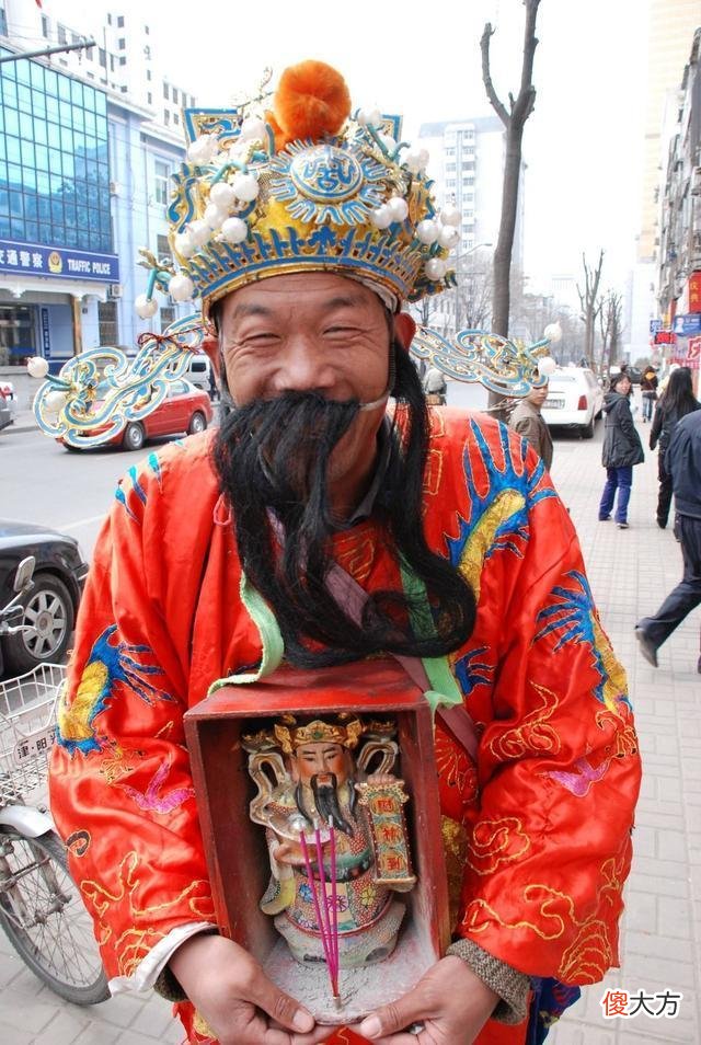 【历史故事】清朝乞丐向财主讨饭，为何请秀才去财主家坟地转一圈，这里有秘密