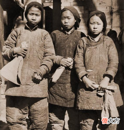 【历史故事】清朝乞丐向财主讨饭，为何请秀才去财主家坟地转一圈，这里有秘密