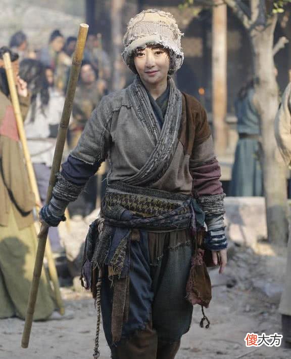 【历史故事】清朝乞丐向财主讨饭，为何请秀才去财主家坟地转一圈，这里有秘密