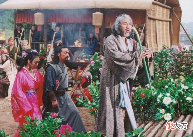 【历史故事】清朝乞丐向财主讨饭，为何请秀才去财主家坟地转一圈，这里有秘密