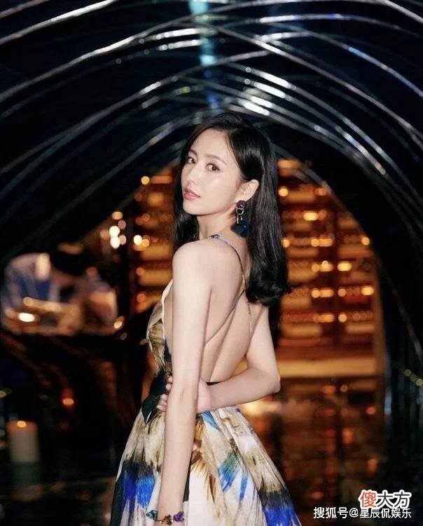 【就爱时尚】38岁佟丽娅穿着格外大胆的连衣裙，突出自己的身材优势