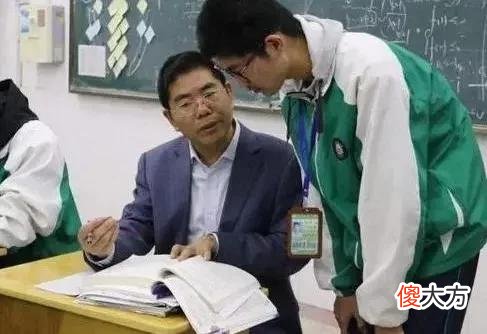 【就爱时尚】“哪还有学生样”？某高中女生因“举牌”走红，妆容精致引热议