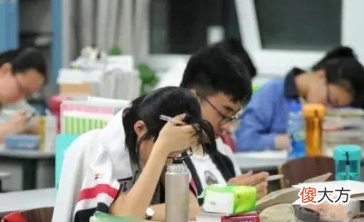【就爱时尚】“哪还有学生样”？某高中女生因“举牌”走红，妆容精致引热议