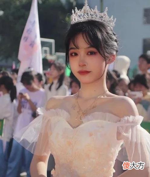 【就爱时尚】“哪还有学生样”？某高中女生因“举牌”走红，妆容精致引热议