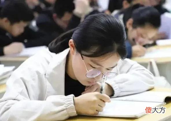 【就爱时尚】“哪还有学生样”？某高中女生因“举牌”走红，妆容精致引热议